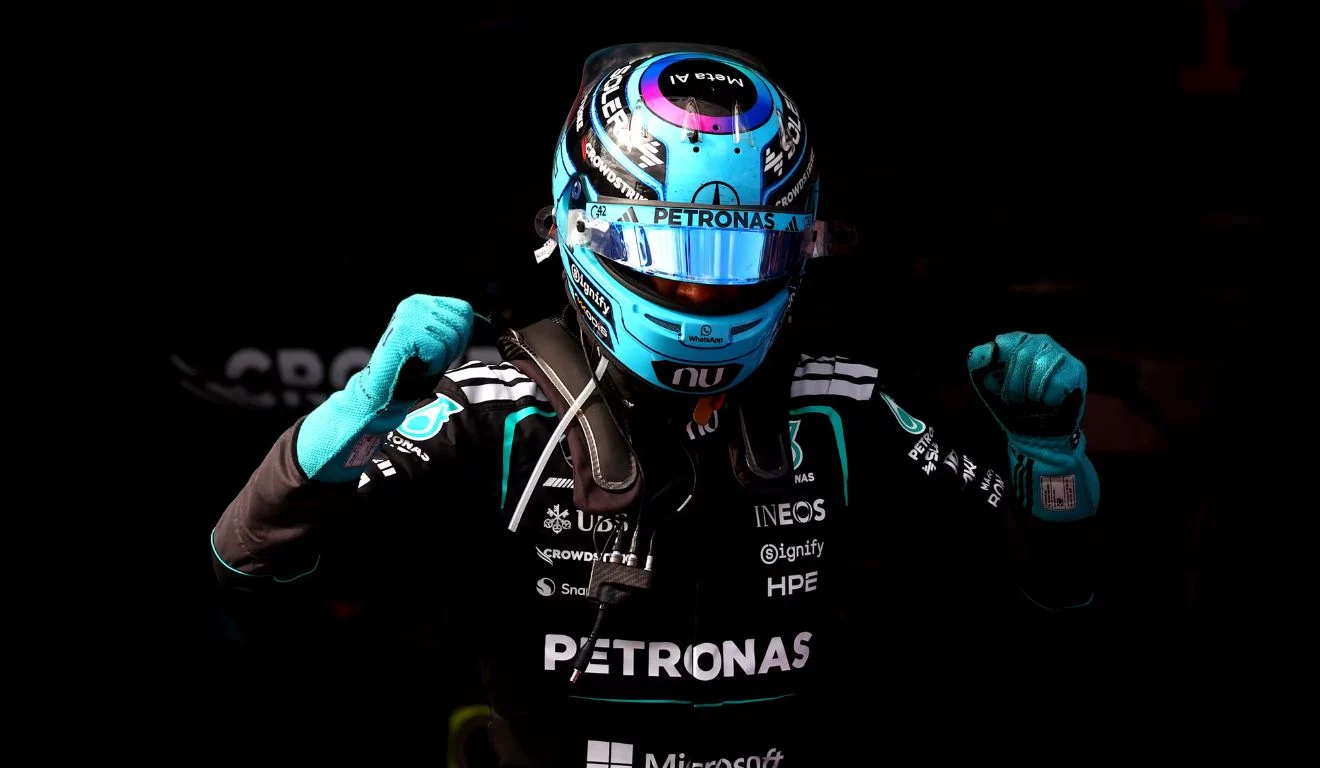 George Russell comemorando a vitória no circuito de Albert Park