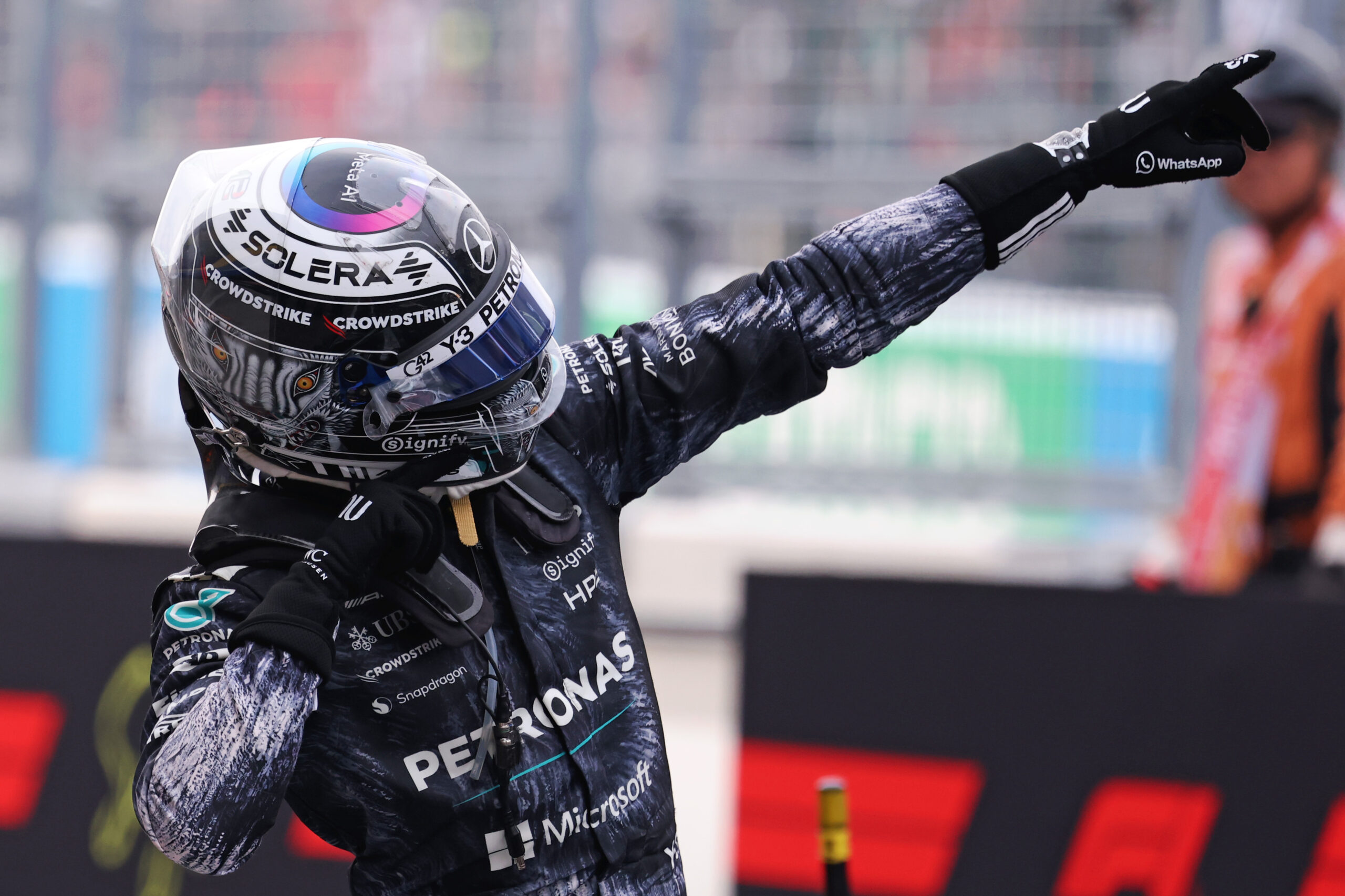 Kimi Antonelli comemorando a vitória histórica no circuito de Suzuka