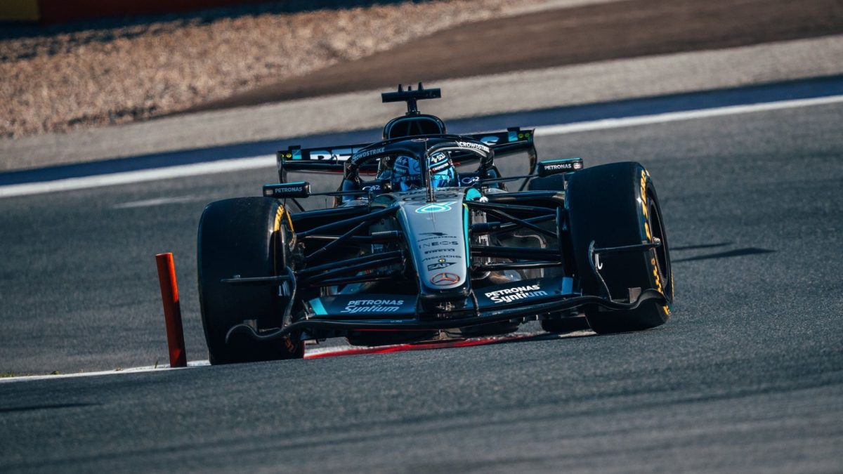 George Russell celebra a vitória no GP da Áustria de 2026