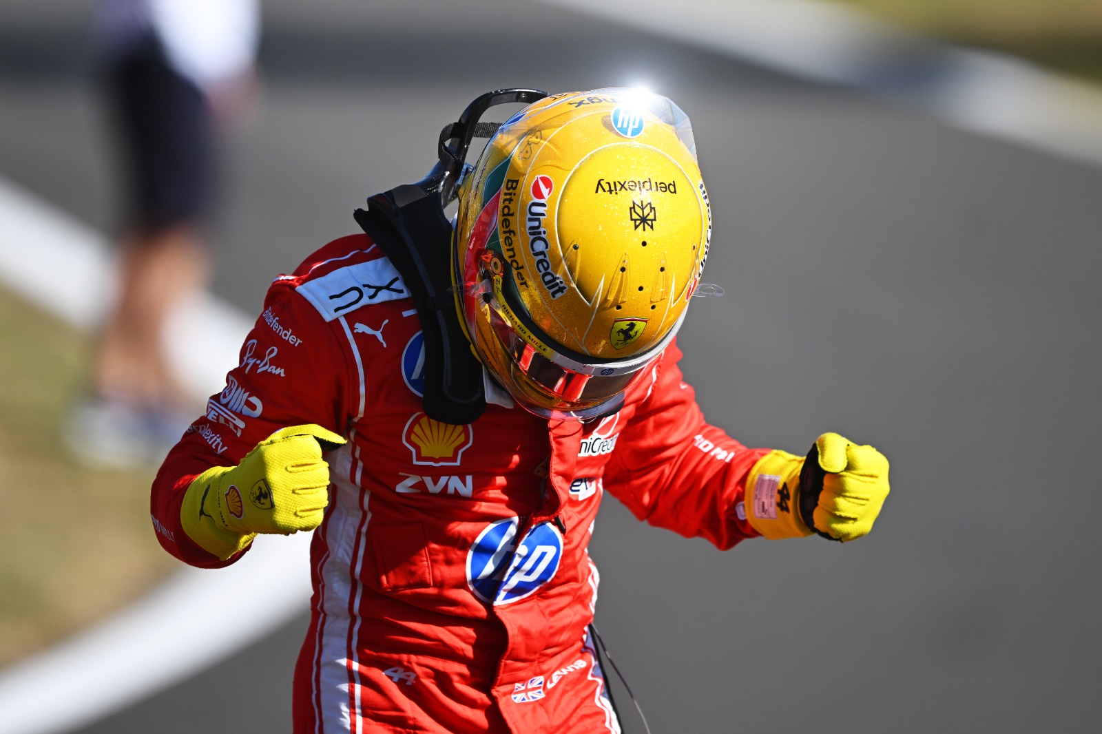 Hamilton comemorando a pole para a corrida sprint