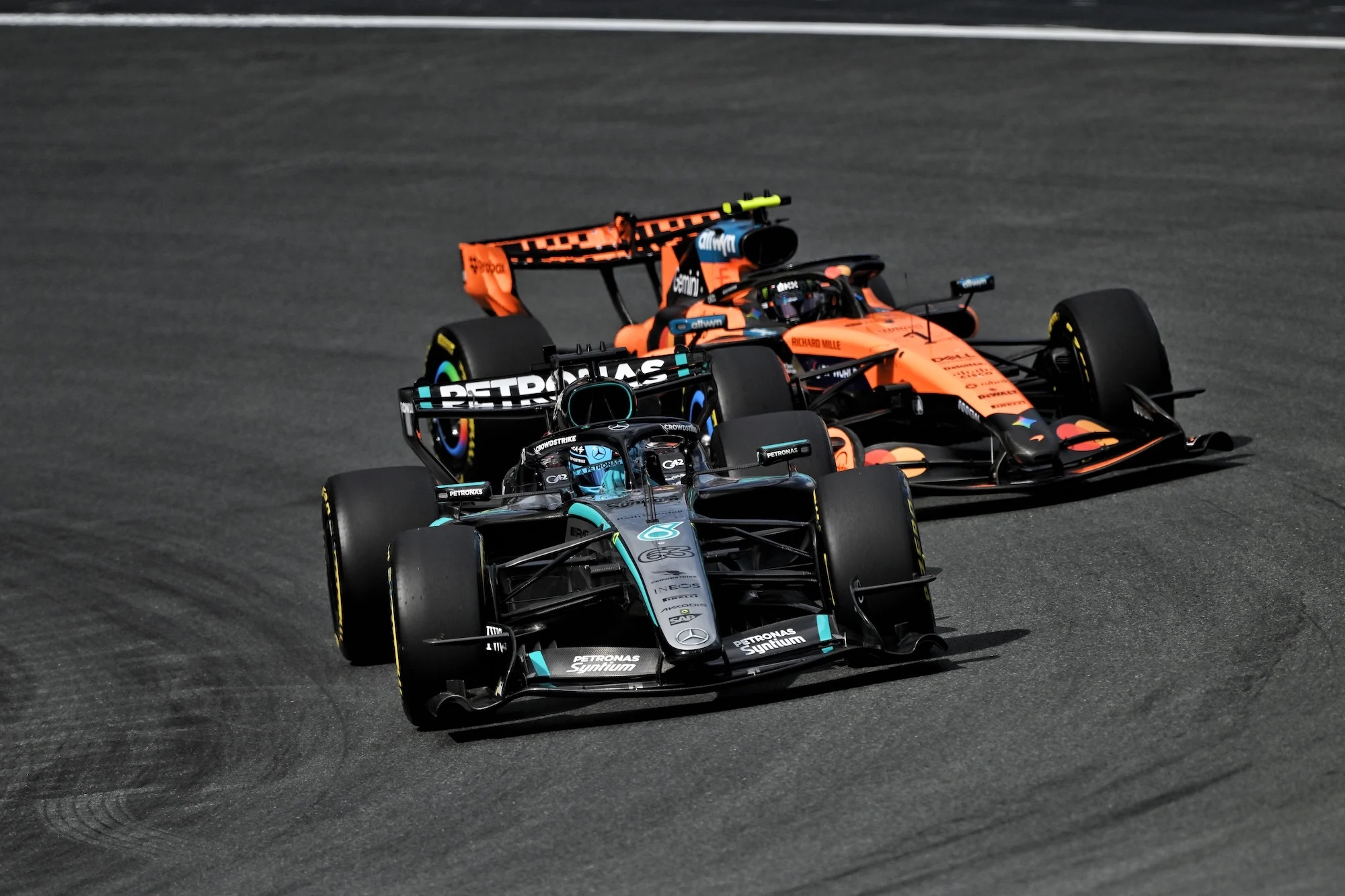 Russell faz a pole e vence a corrida sprint