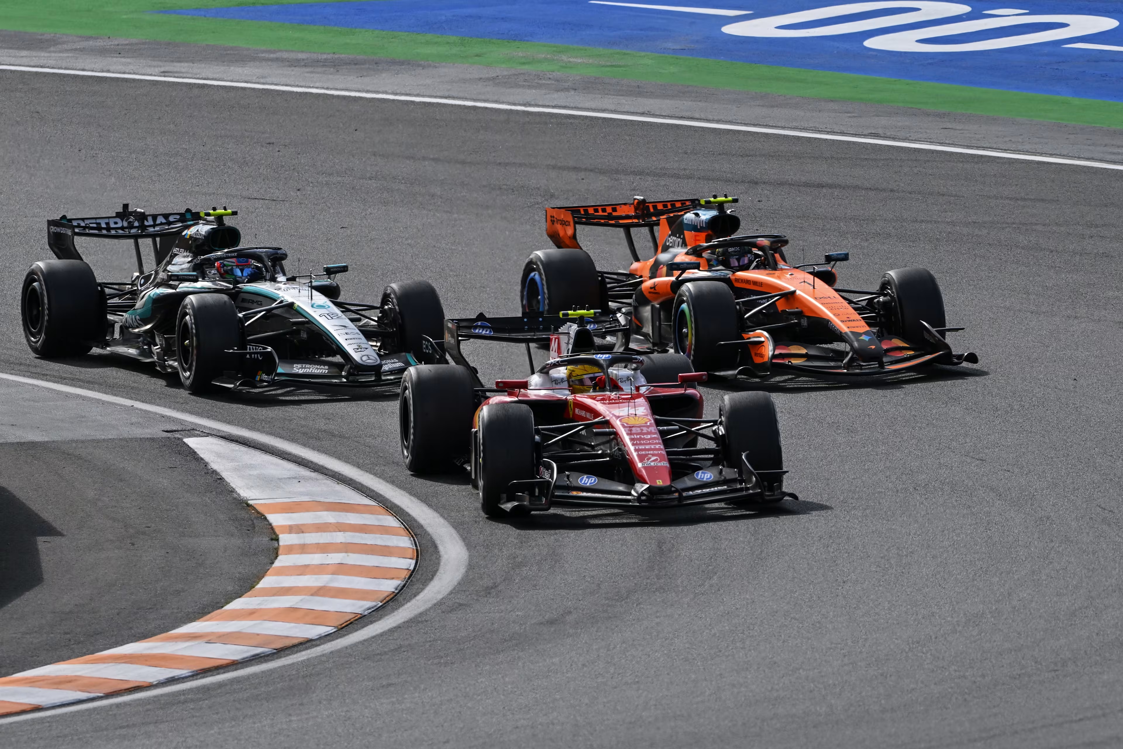 Ferrari erra mais uma vez na estratégia de Hamilton e quase vê perder os pontos da corrida no fim quando Leclerc tenta disputar posição com seu companheiro de equipe.