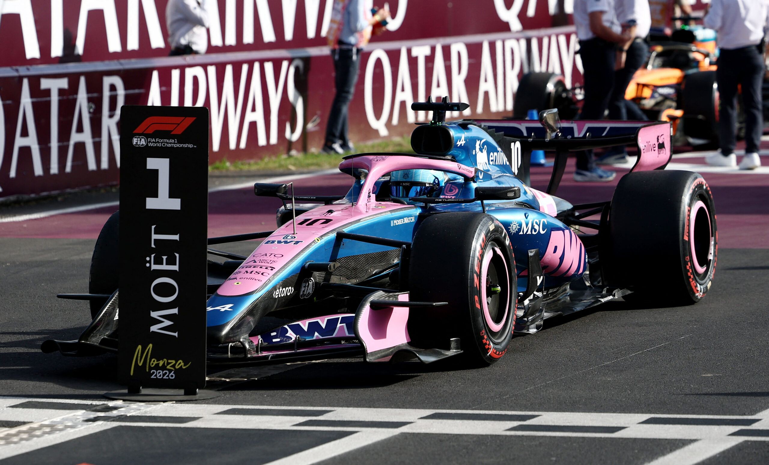 Pierre Gasly comemora sua primeira pole position na carreira no GP da Itália em Monza.