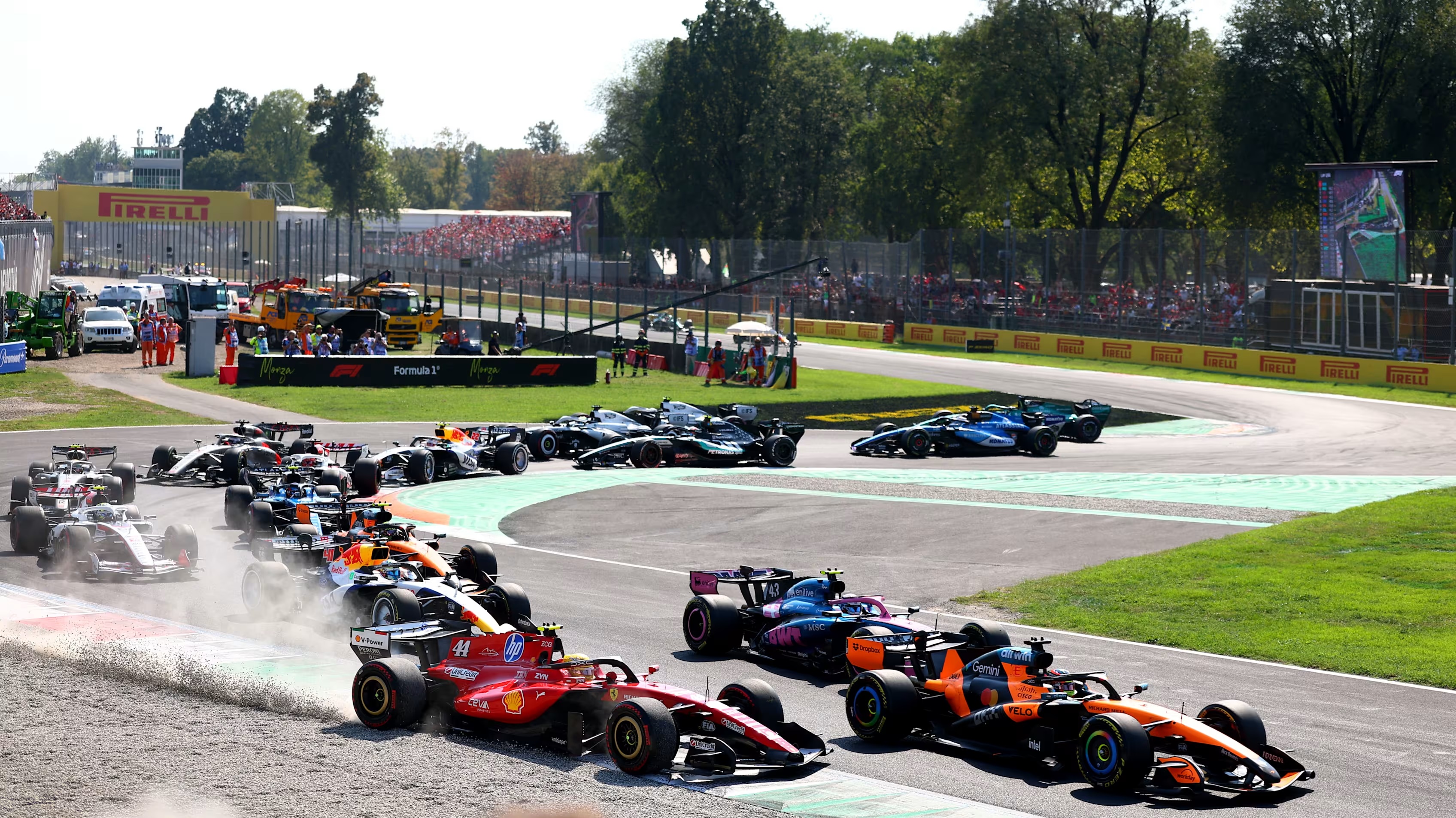 Momento de tensão na largada: Leclerc espalha e empurra o companheiro Hamilton para a brita na curva 2.