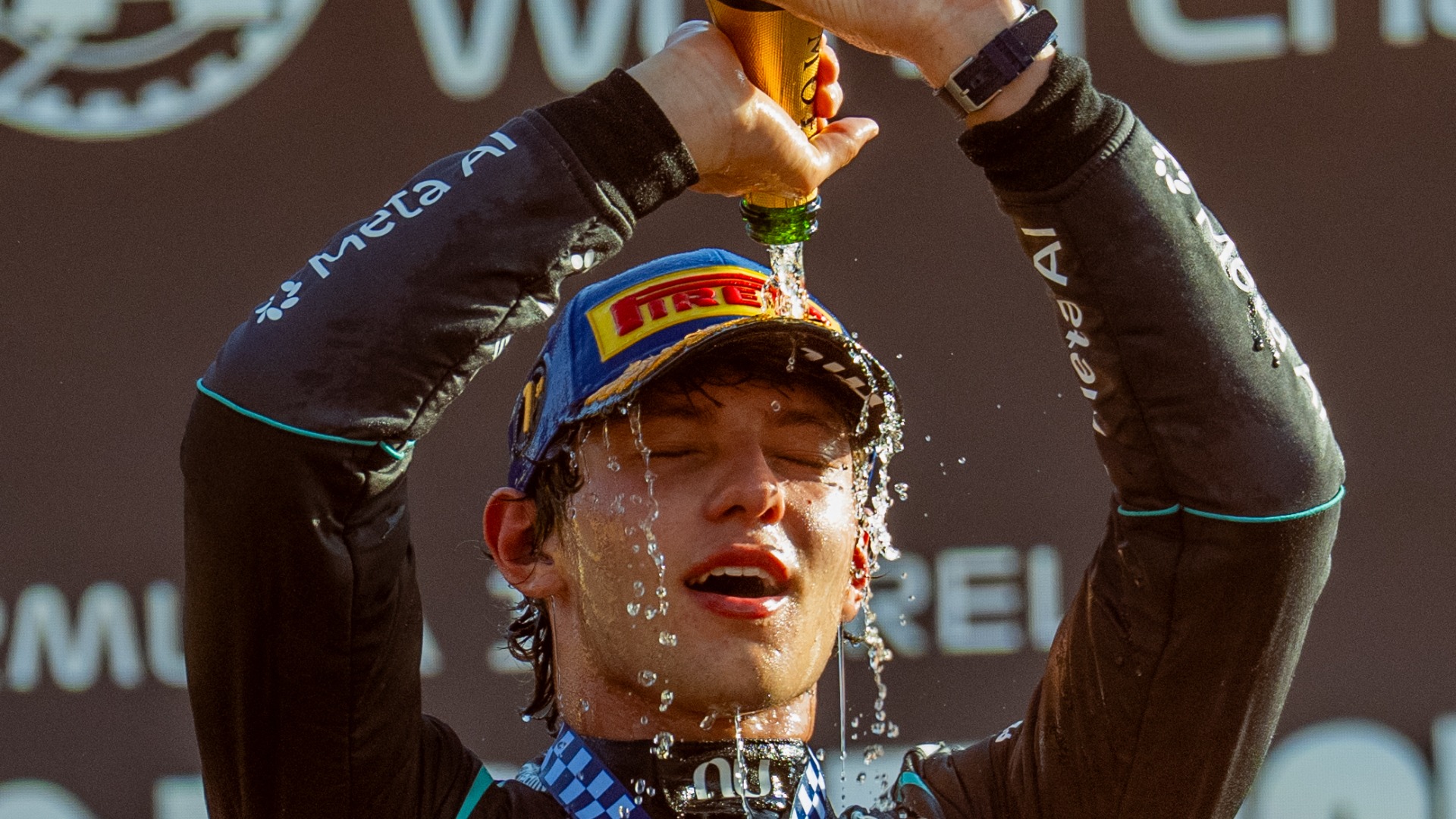 Antonelli celebra com banho de champagne no pódio ao estilo Senna, levando os tifosi ao delírio em Monza.