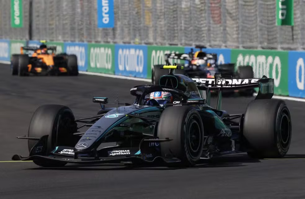 Andrea Kimi Antonelli acelera forte com a Mercedes a caminho de sua oitava vitória no ano.