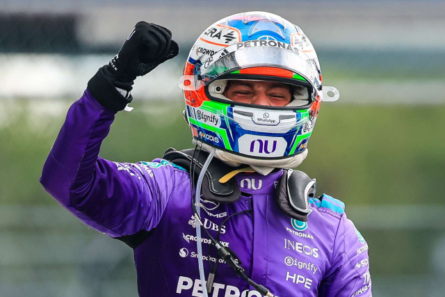 Kimi Antonelli comemorando a vitória no pódio do GP de Miami de 2026